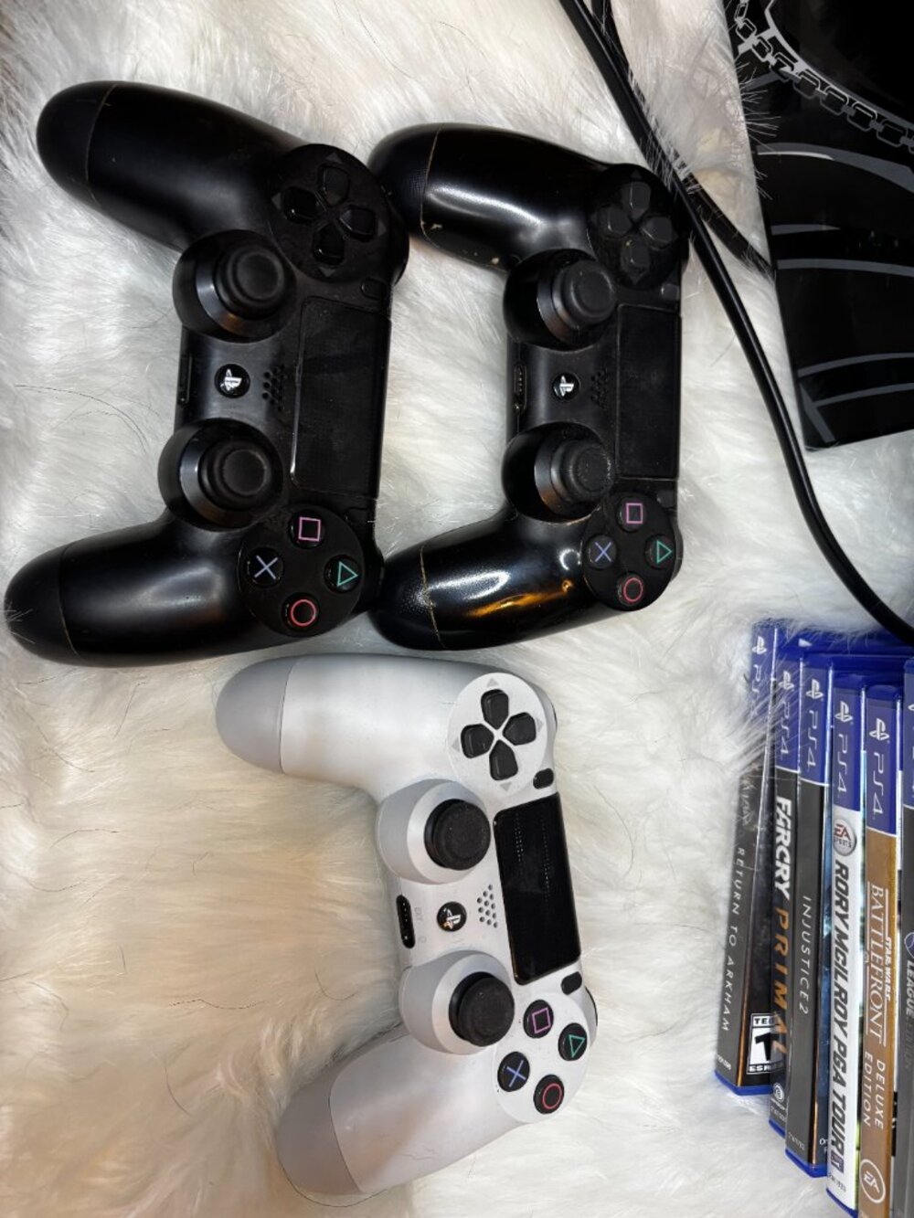 PlayStation 4 – Darth Vader Special Edition + 3 Controllers & Games - Picture 7 of 8
